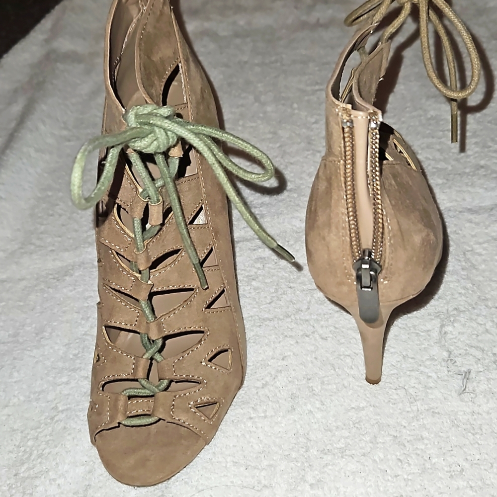 High-heeled booties
